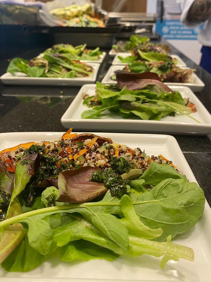 Um close de uma salada em um prato sobre uma mesa.