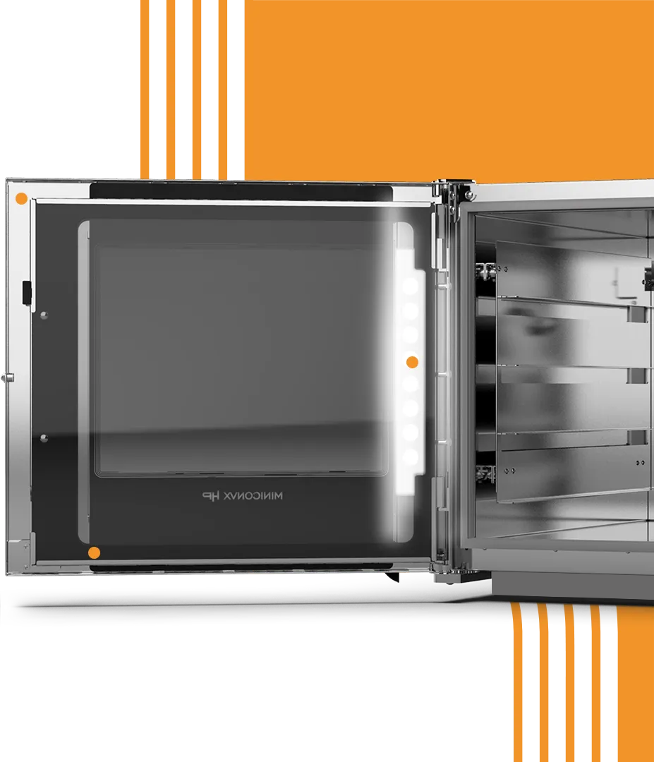 Um forno de convecção com a porta aberta sobre um fundo branco.