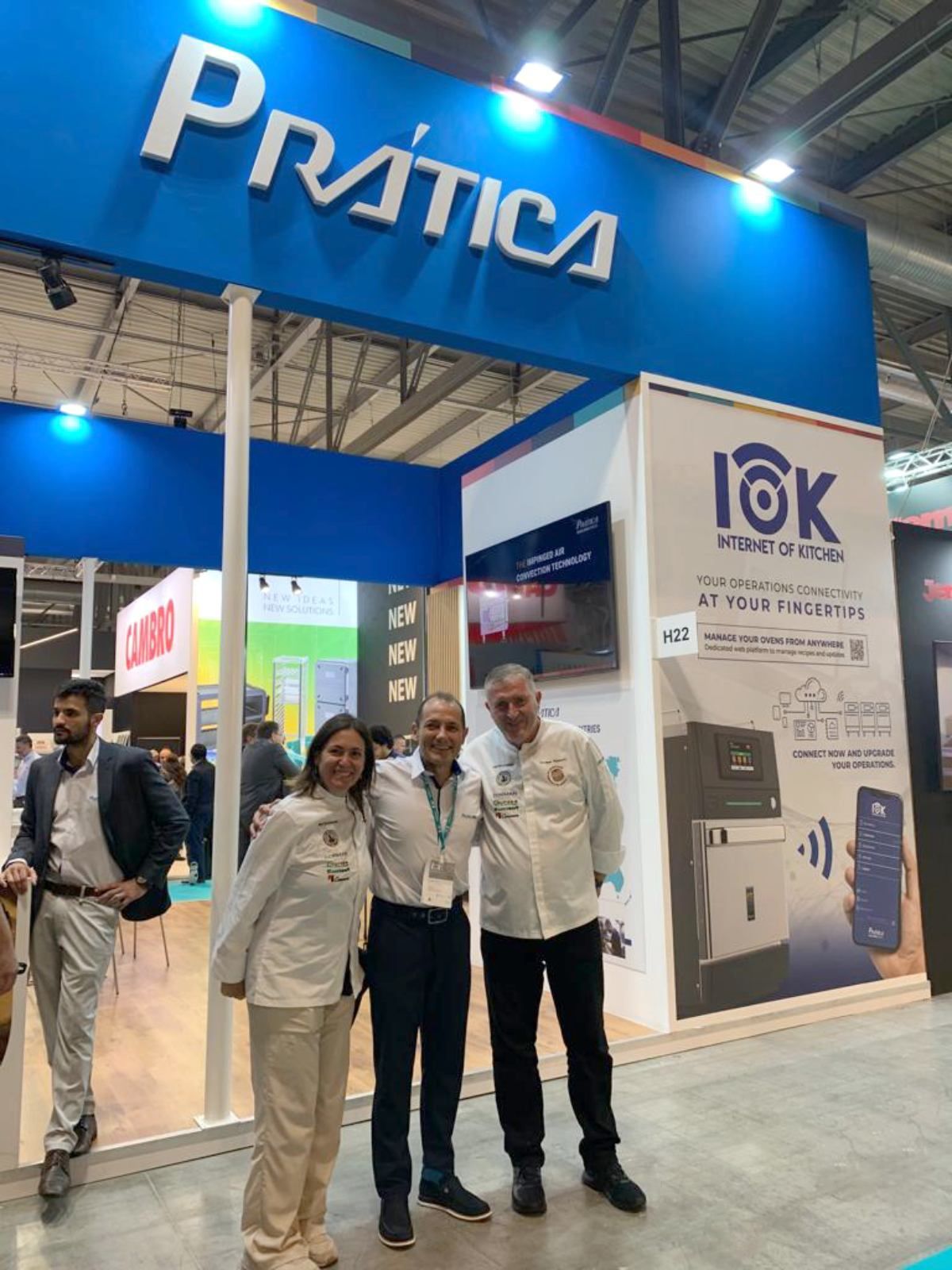Um grupo de pessoas está posando para uma foto em frente a uma cabine.