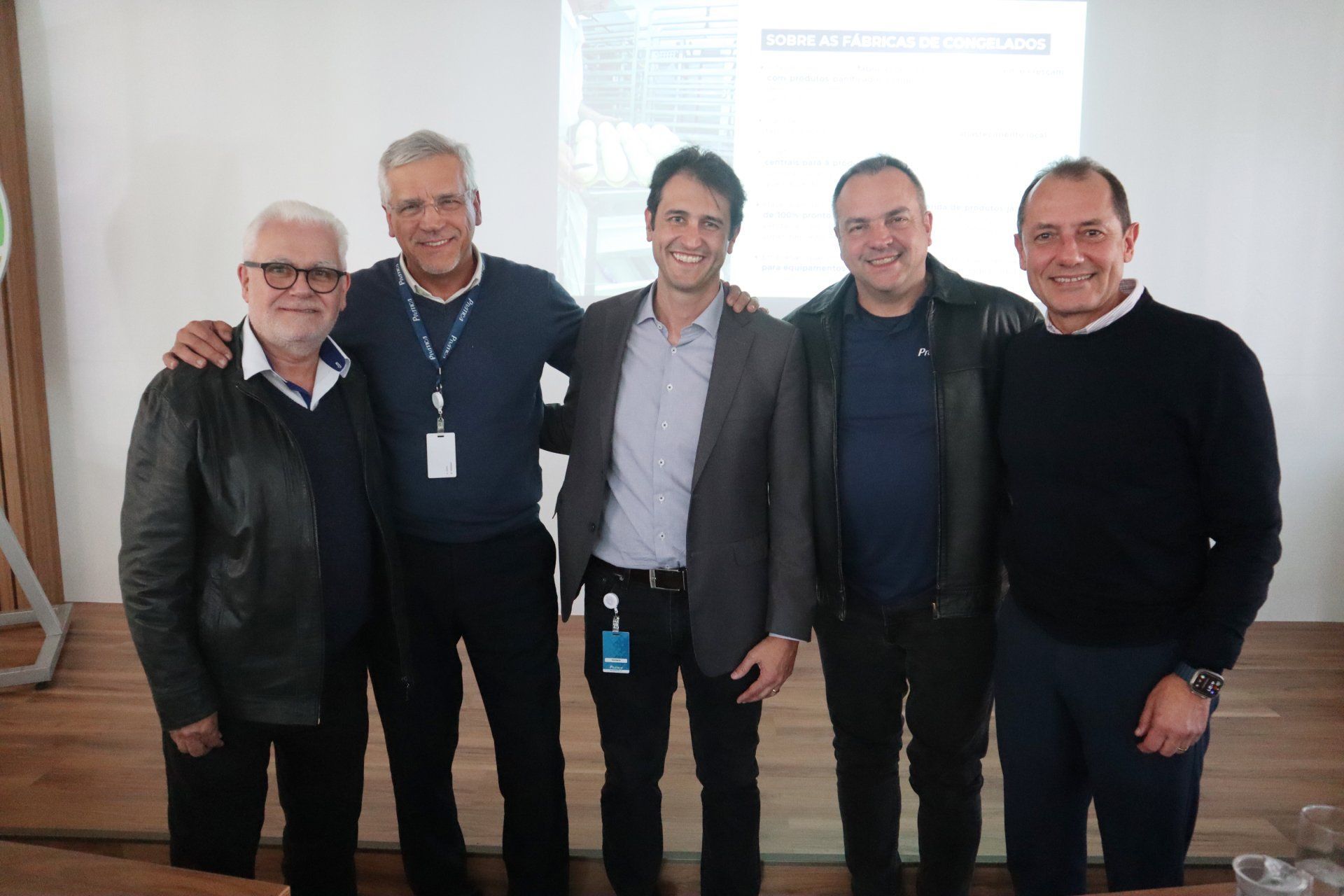 Um grupo de homens está posando para uma foto juntos.