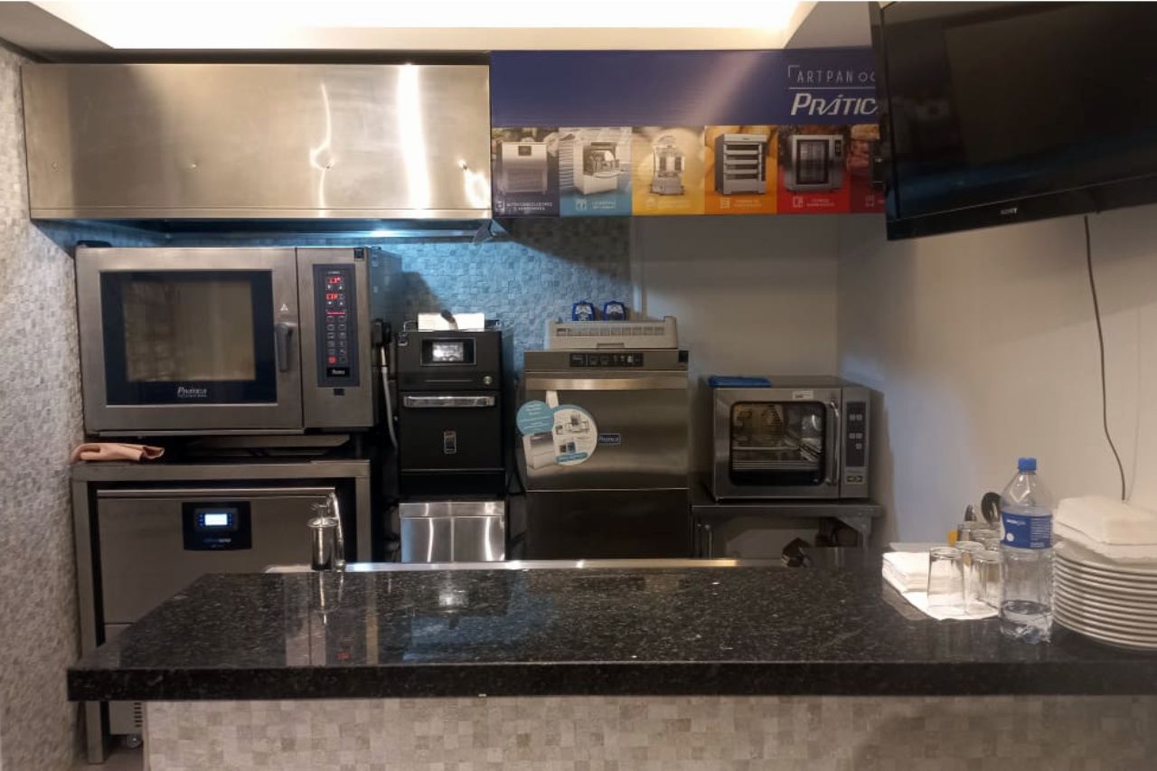 Uma cozinha com eletrodomésticos de aço inoxidável e uma placa que diz prestígio