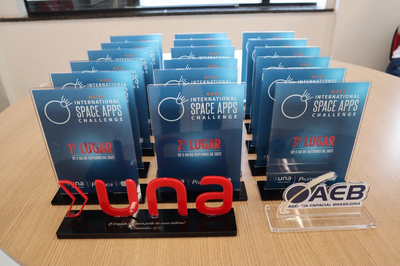 Um monte de troféus em uma mesa com um que diz aeb