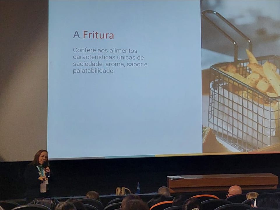 Uma mulher está fazendo uma apresentação sobre batatas fritas