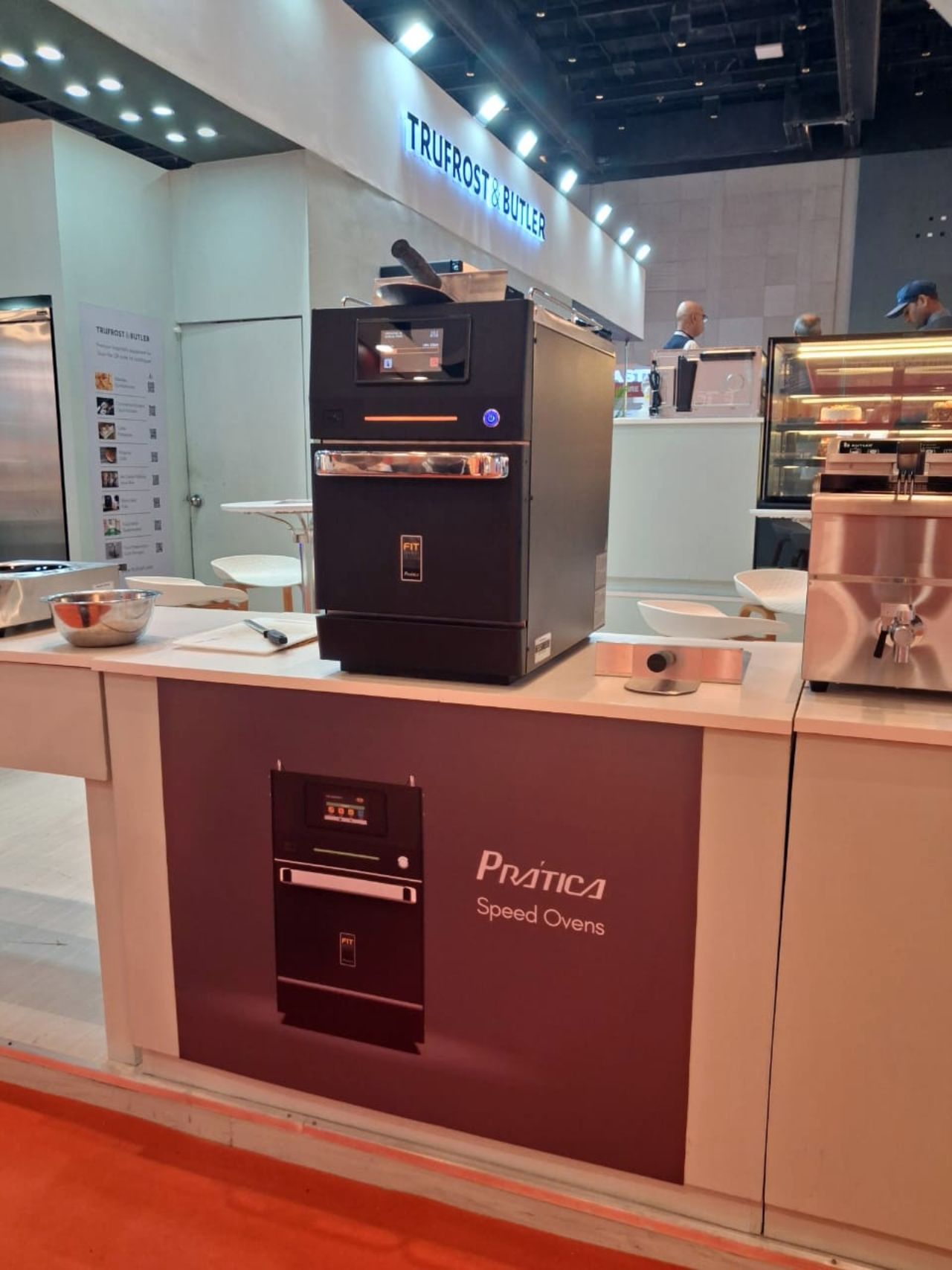 Forno de alta velocidade comercial preto em exposição na bancada. Imagem