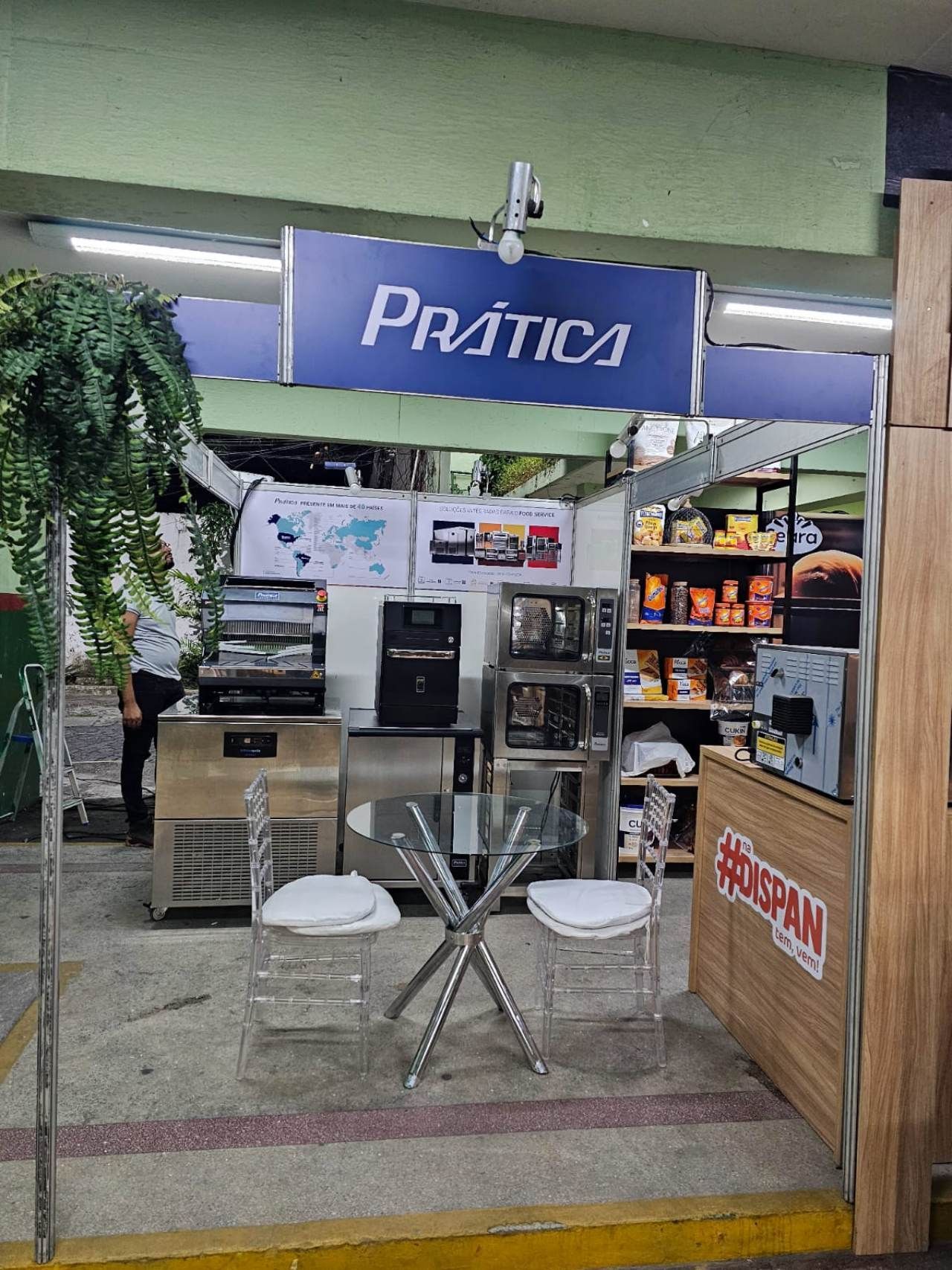 Uma loja com uma placa azul que diz pratica