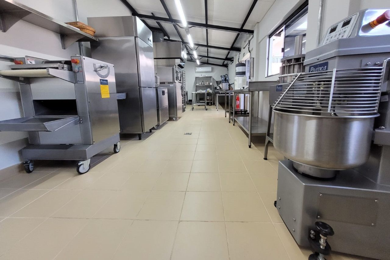 Uma cozinha com muitos eletrodomésticos de aço inoxidável
