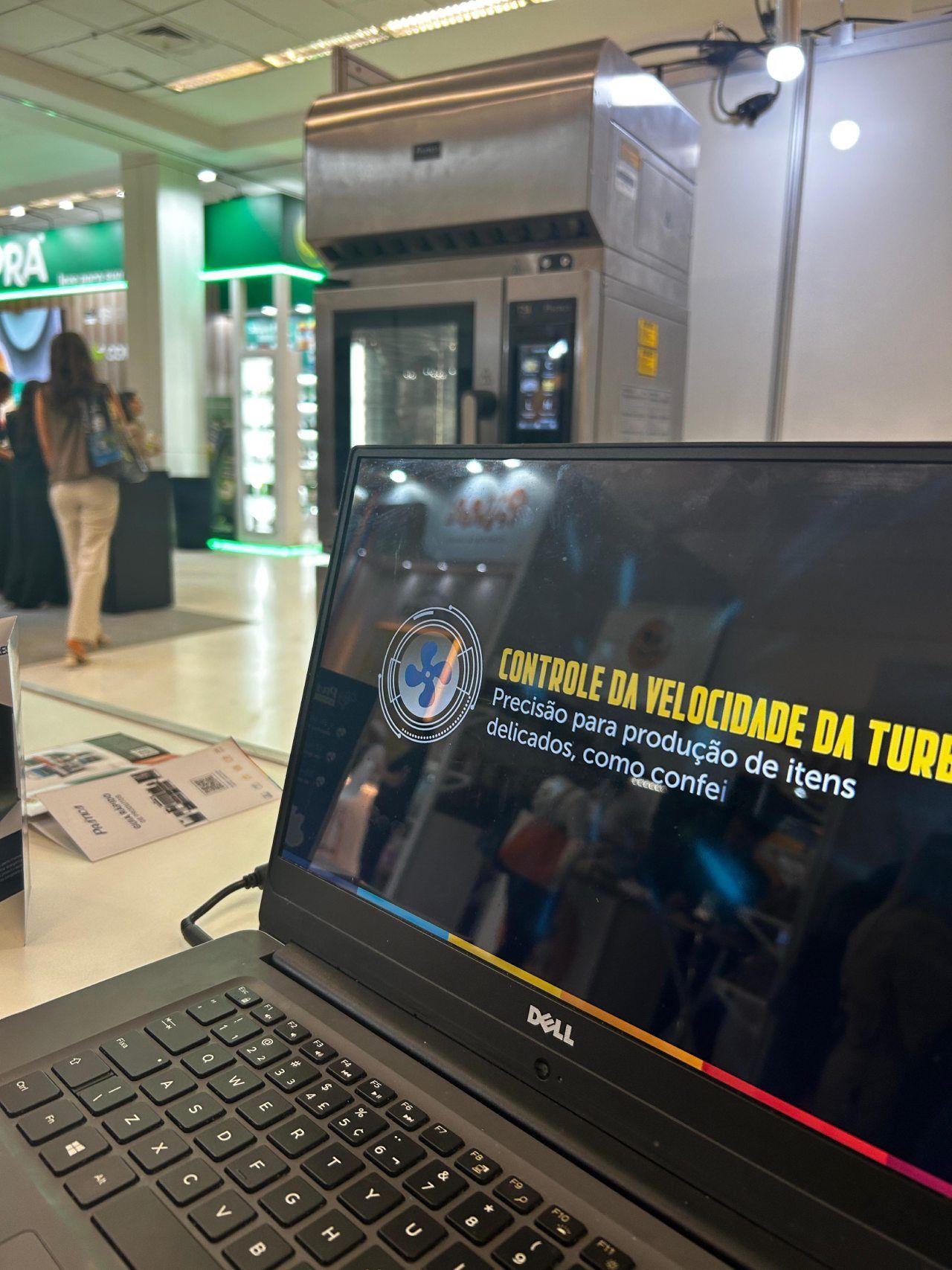 Um laptop dell está aberto em uma tela que diz 