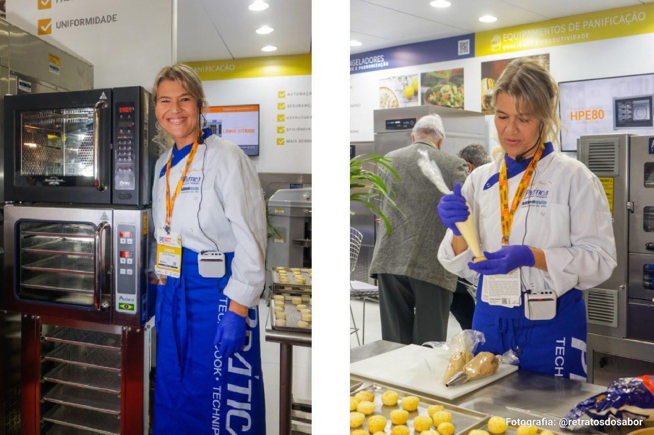 Uma mulher de avental azul está parada em frente a um forno.