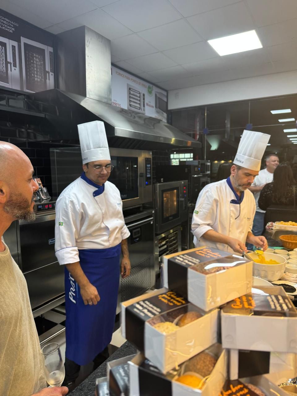 Um grupo de chefs está trabalhando em uma cozinha