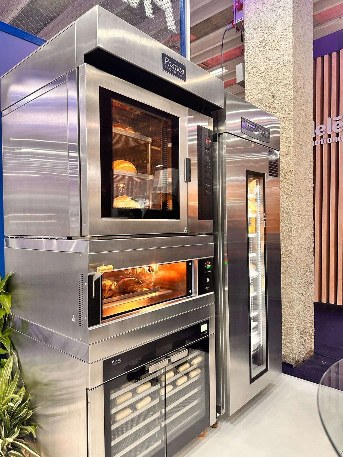 Um grande forno de aço inoxidável está em cima de um balcão.