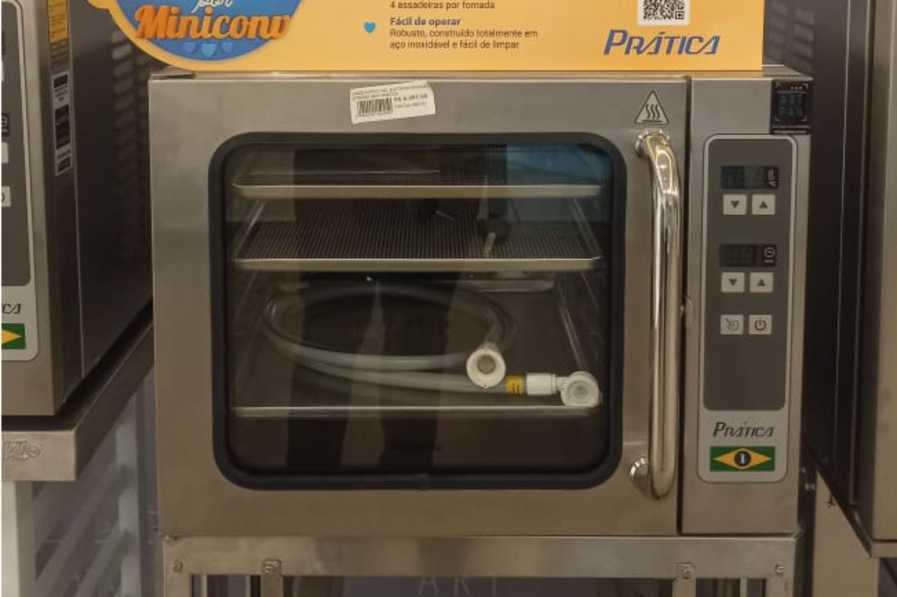 Um forno de aço inoxidável com uma caixa amarela em cima