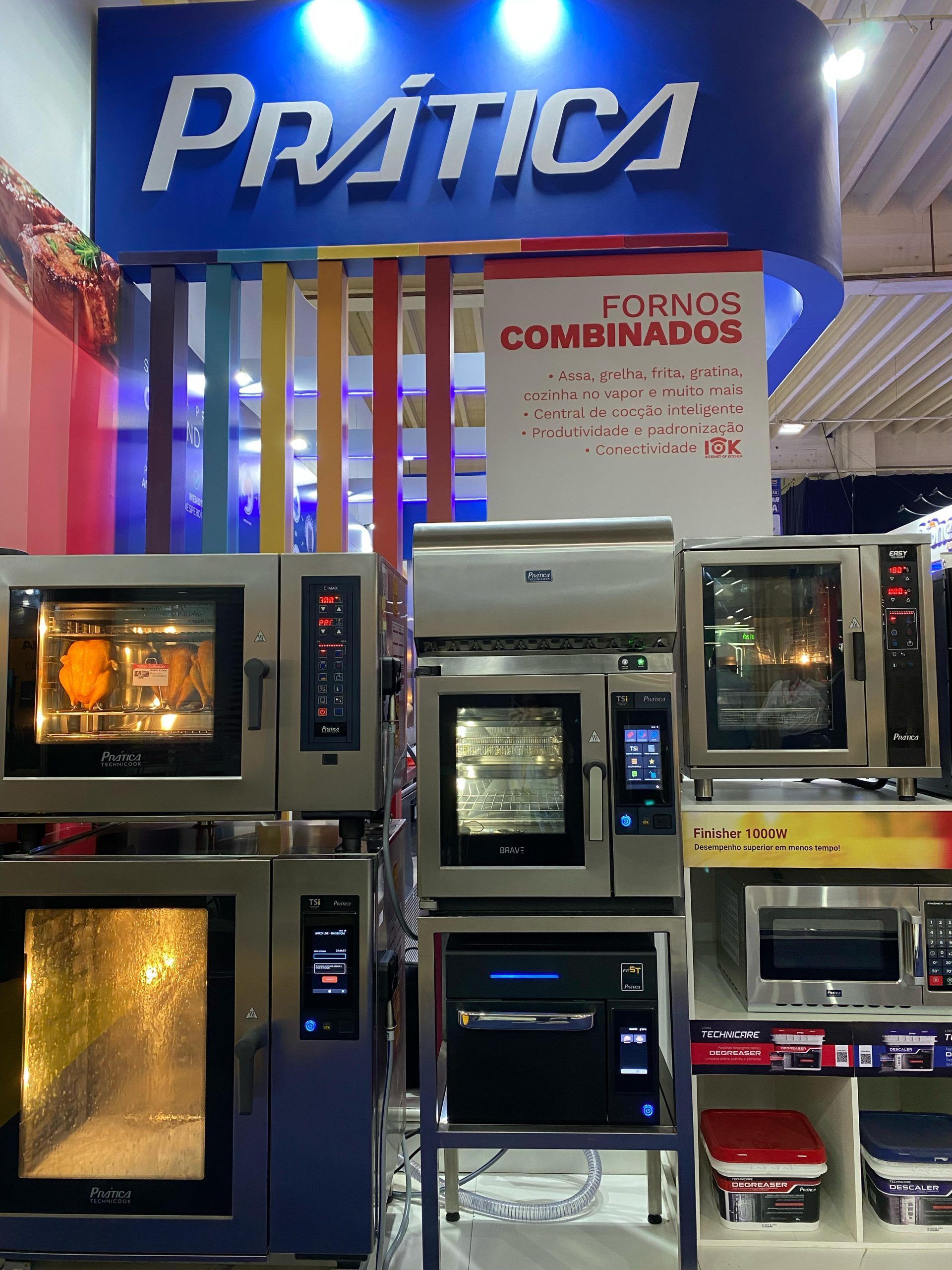 Uma exposição de fornos sob uma placa que diz pratica