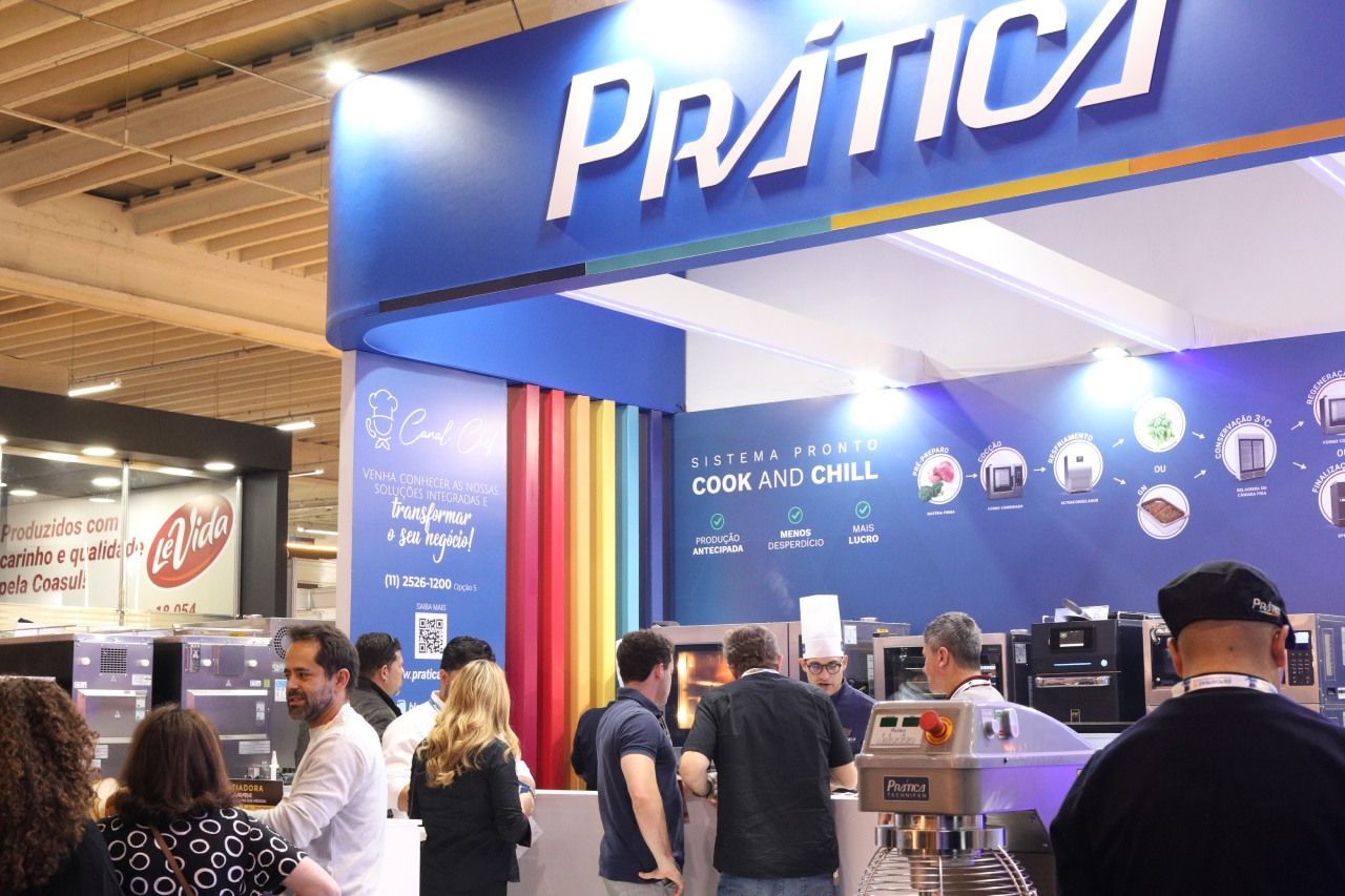Um grupo de pessoas em pé sob uma placa que diz pratica