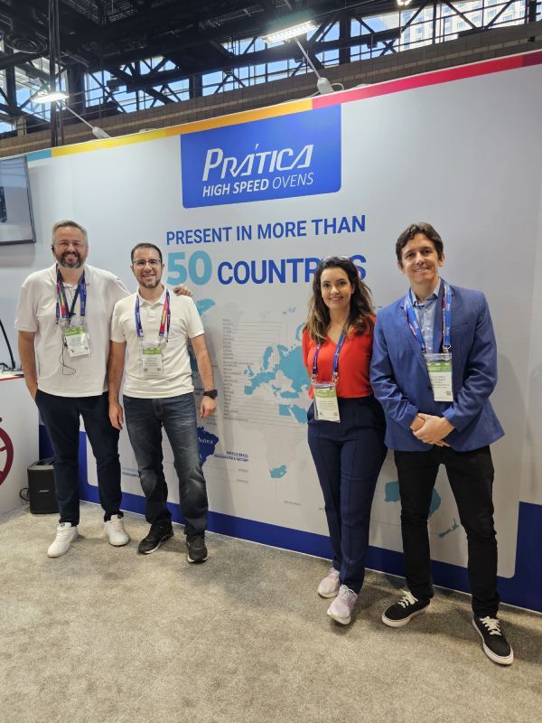 Um grupo de pessoas em pé em frente a uma parede que diz pratica