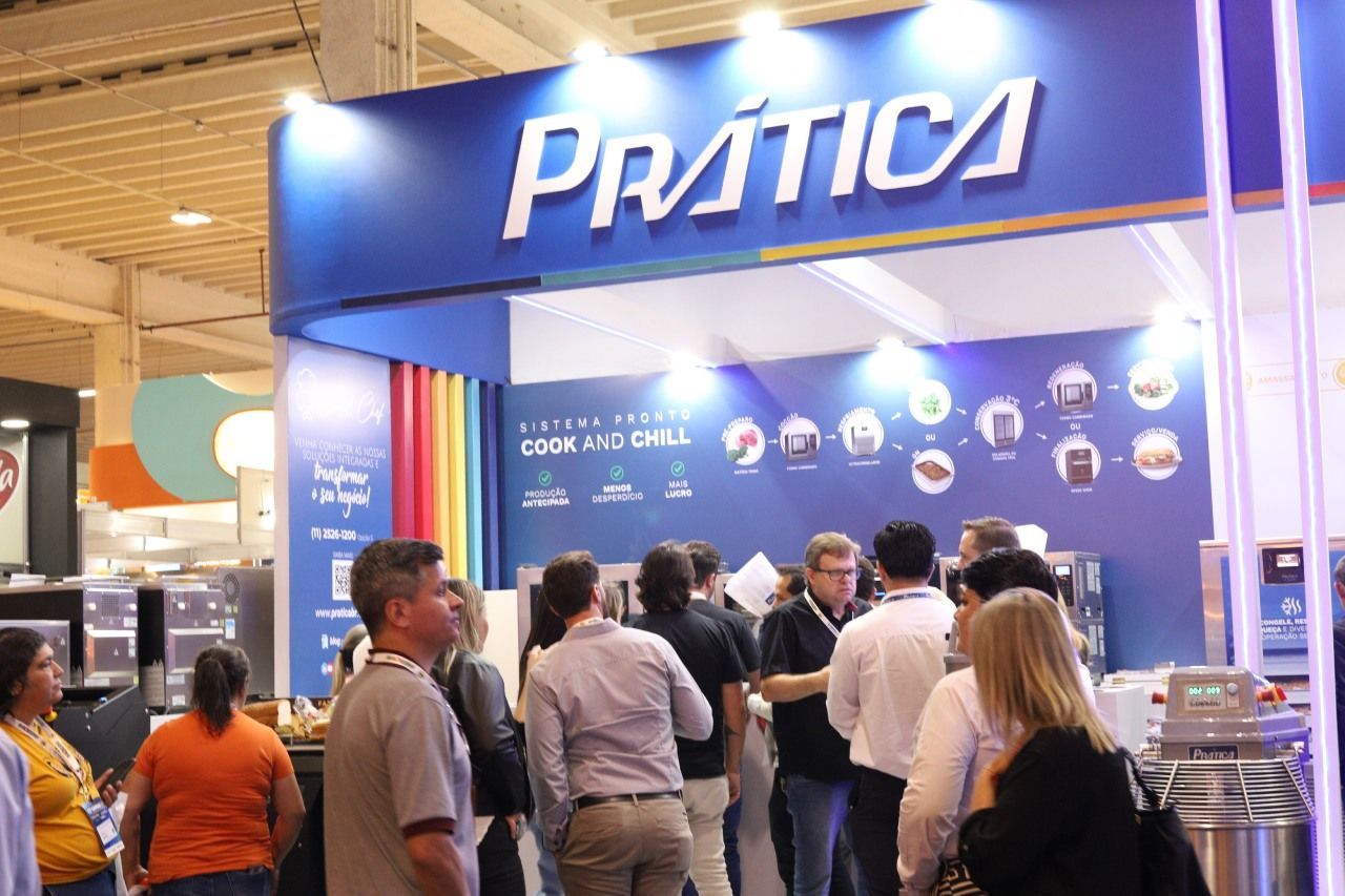 Um grupo de pessoas está em frente a um estande de prática.