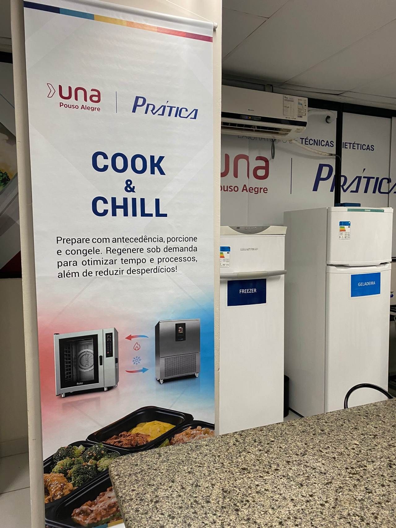 Uma placa que diz 