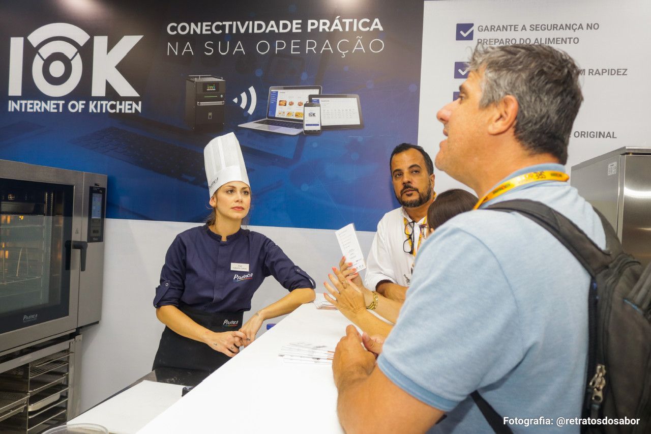 Um grupo de pessoas está em frente a uma placa que diz internet da cozinha
