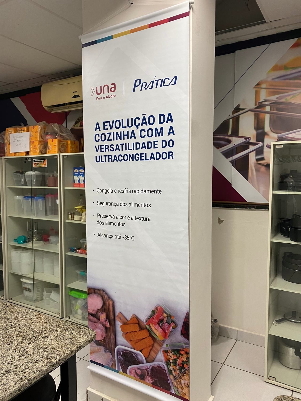 Uma faixa está pendurada na parede de uma cozinha.