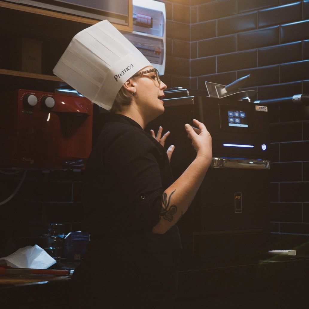 Um homem usando um chapéu de chef com a palavra paula nele