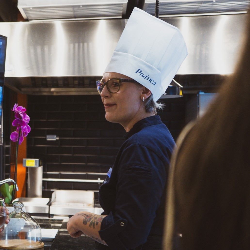 Um homem usando um chapéu de chef que diz 