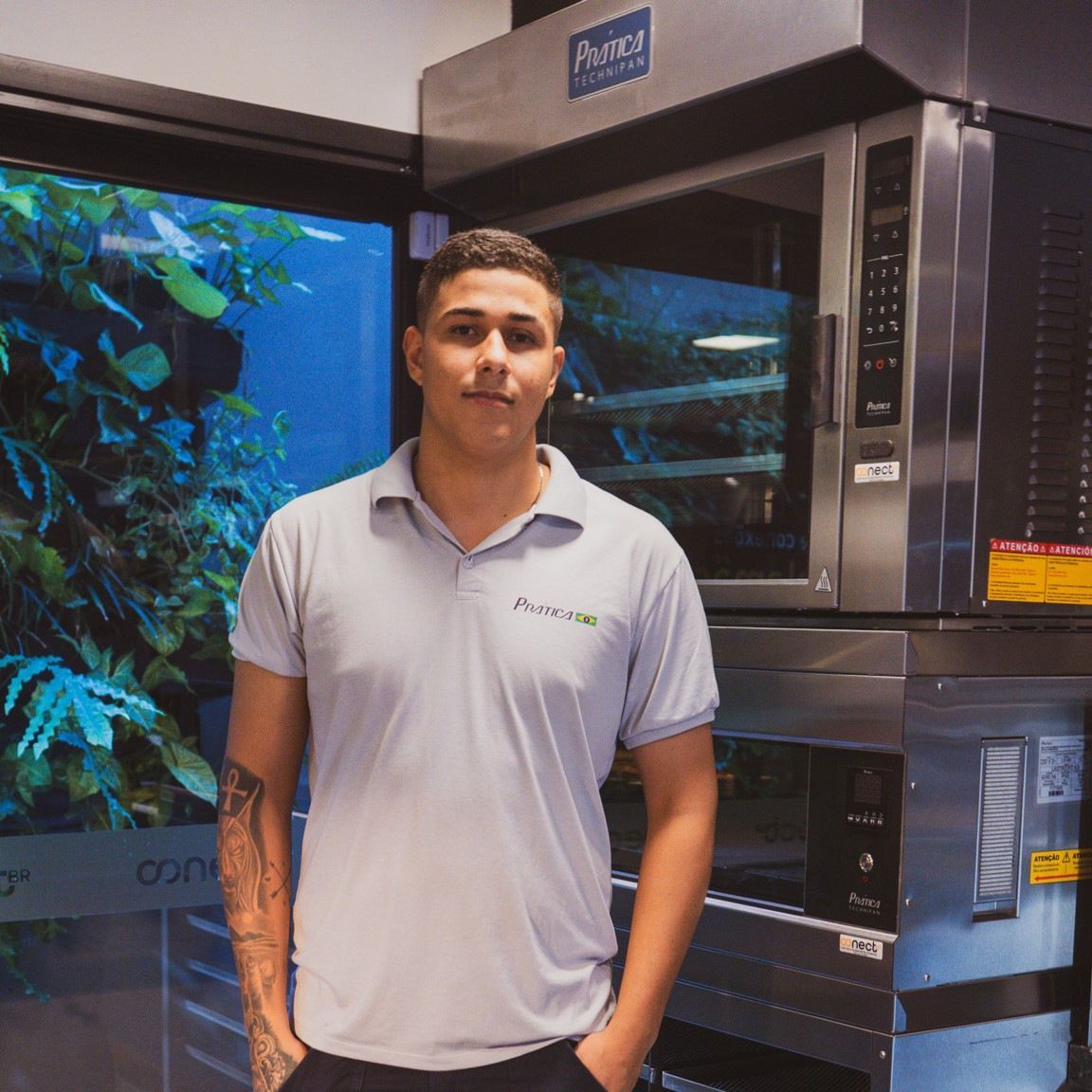 Um homem em pé em frente a um forno de despensa