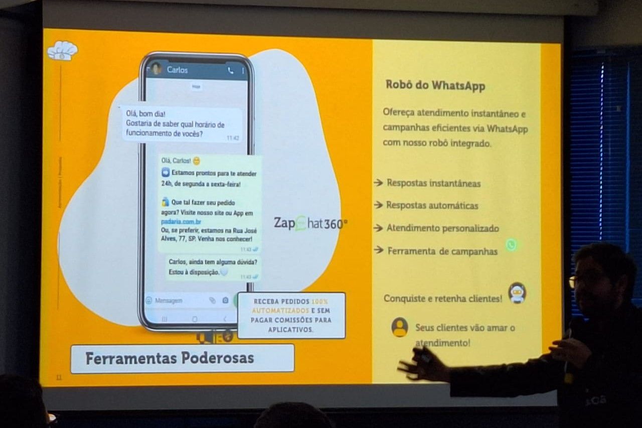 Um homem está fazendo uma apresentação sobre o whatsapp