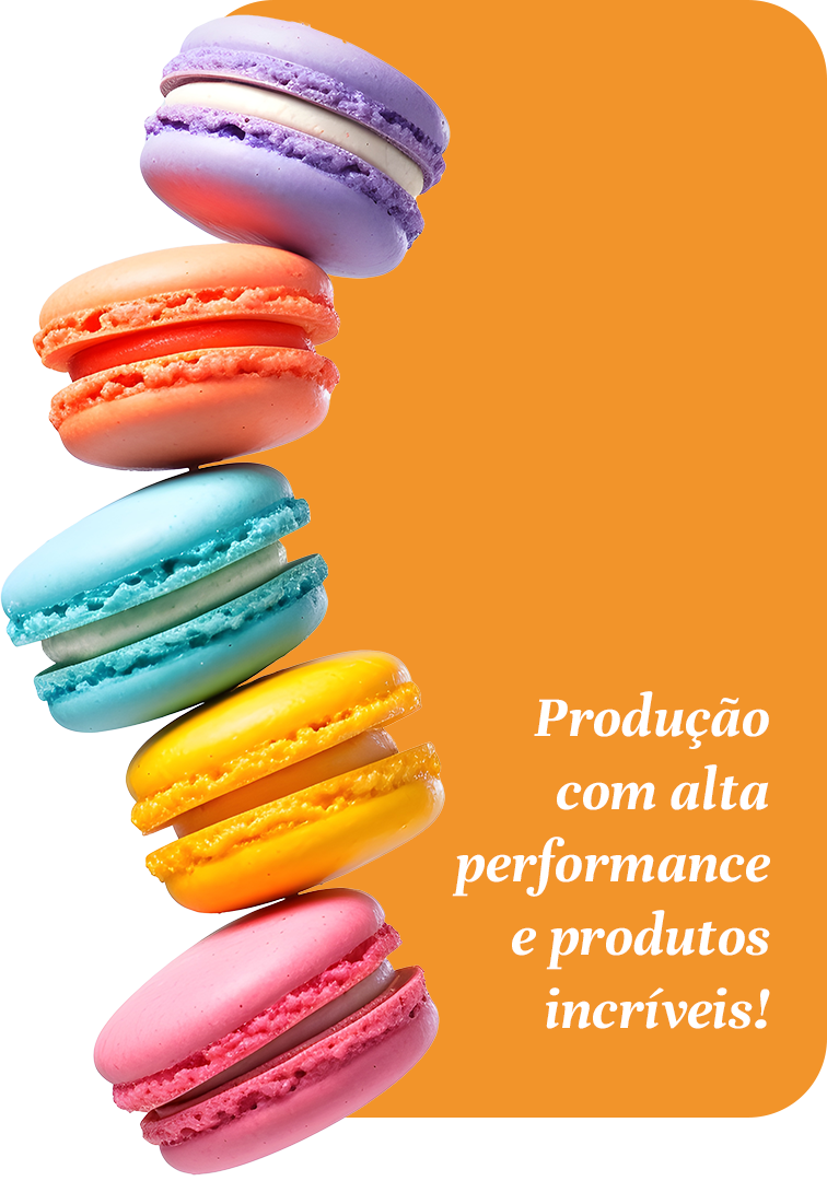Macarons coloridos empilhados uns sobre os outros em um fundo laranja