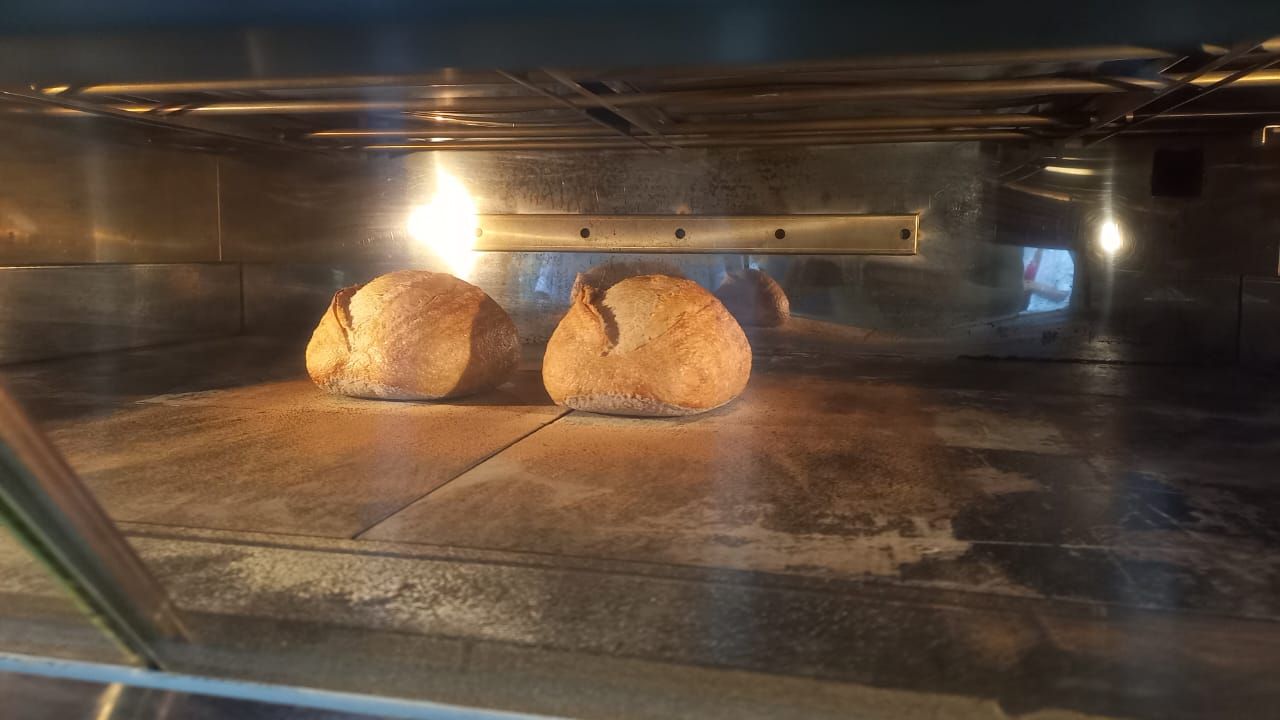 Dois pães estão sendo assados em um forno.