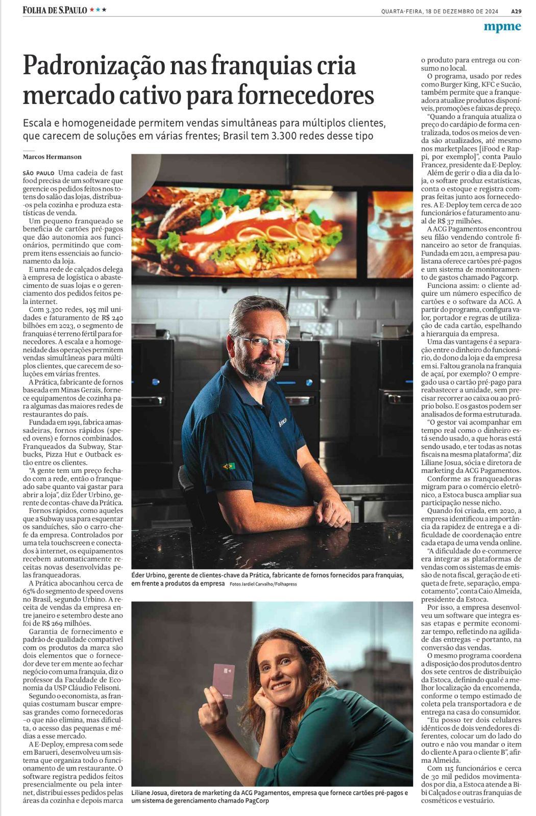Um homem e uma mulher estão sentados à mesa de uma cozinha em um artigo de jornal.