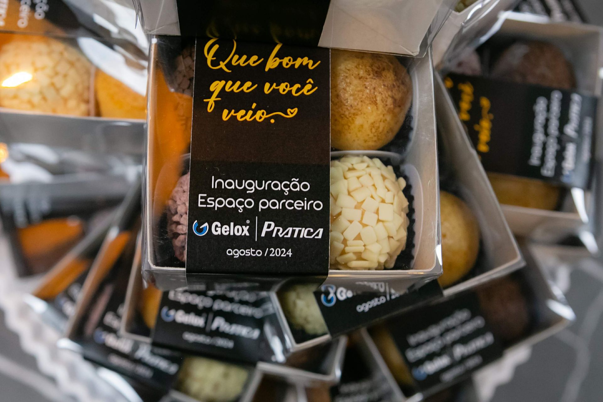 A box of chocolates with a label that says que bom que você veio