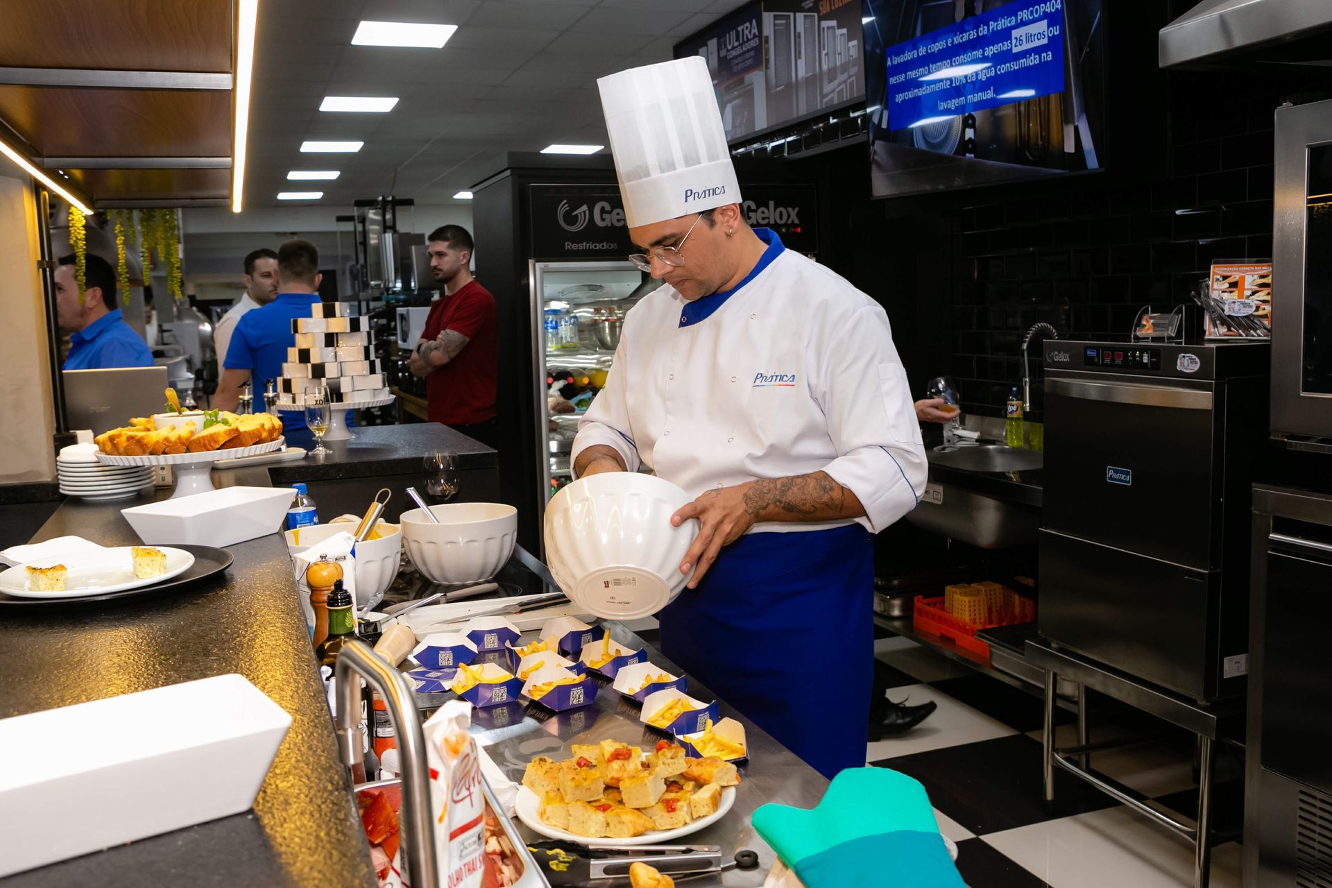 Um chef está preparando comida em uma cozinha.