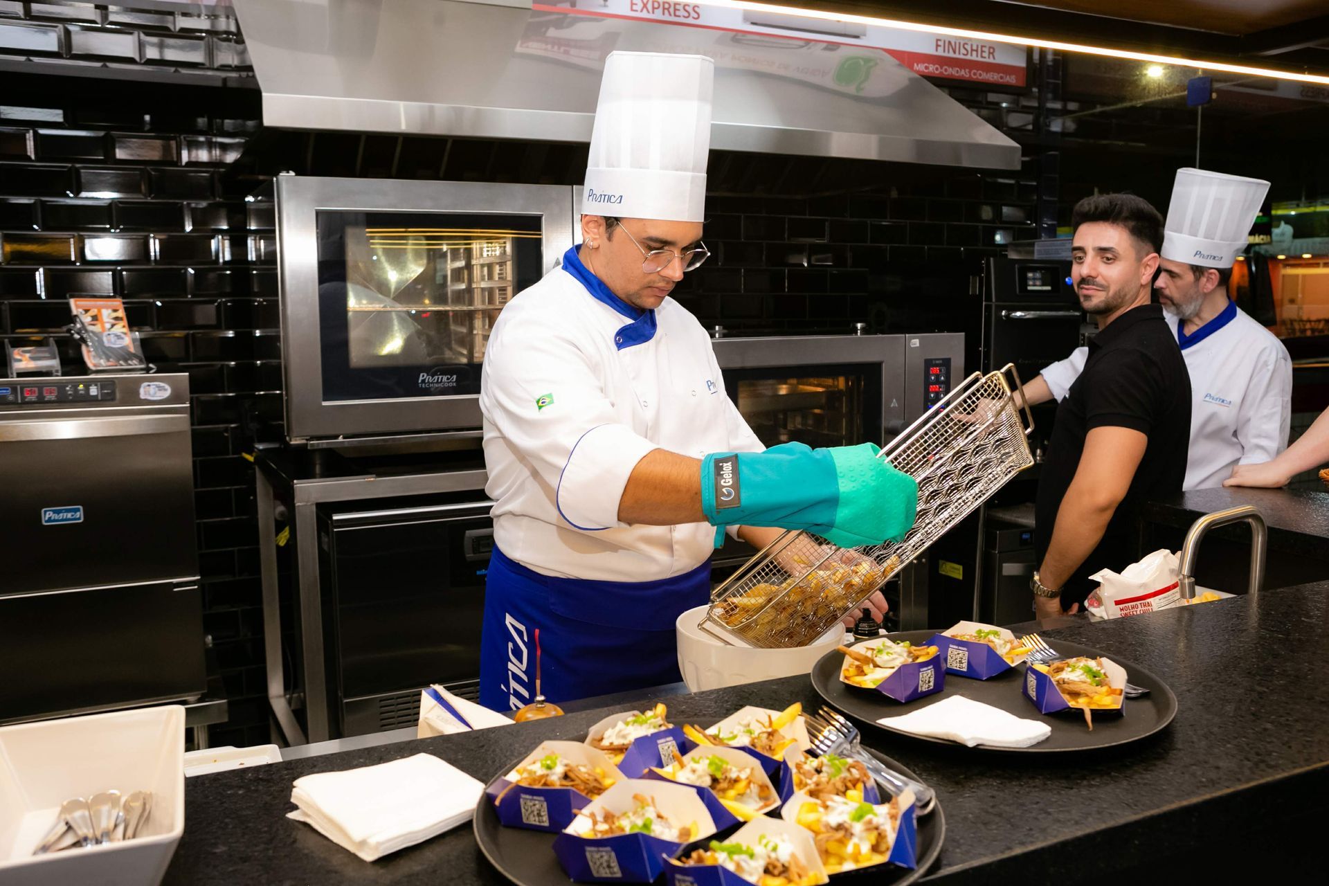 Um homem com chapéu de chef está preparando comida na cozinha.
