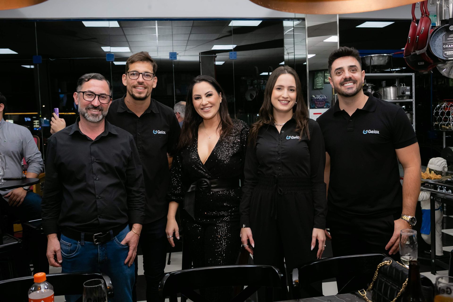 Um grupo de pessoas está posando para uma foto em um restaurante.