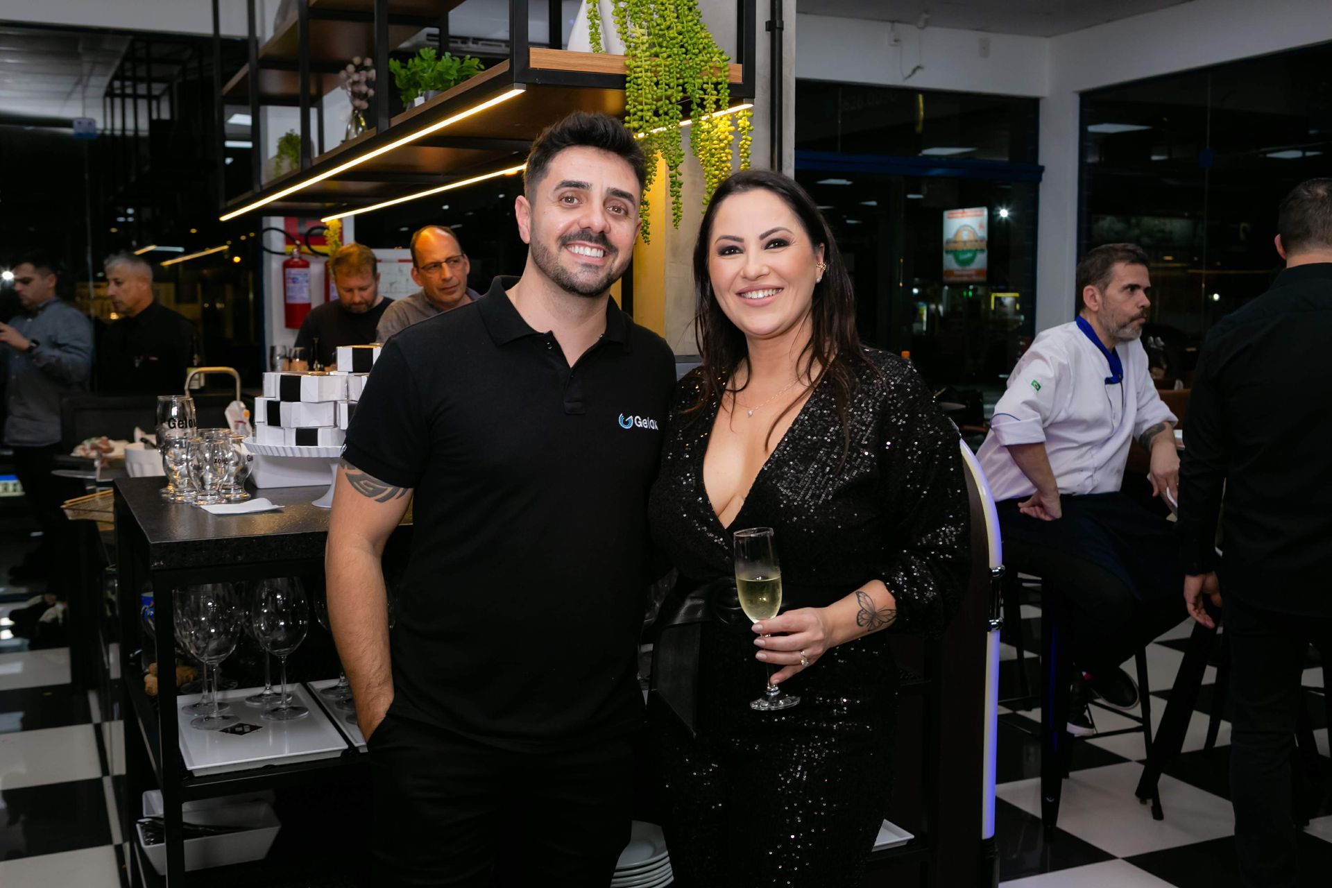 Um homem e uma mulher estão posando para uma foto em um restaurante.