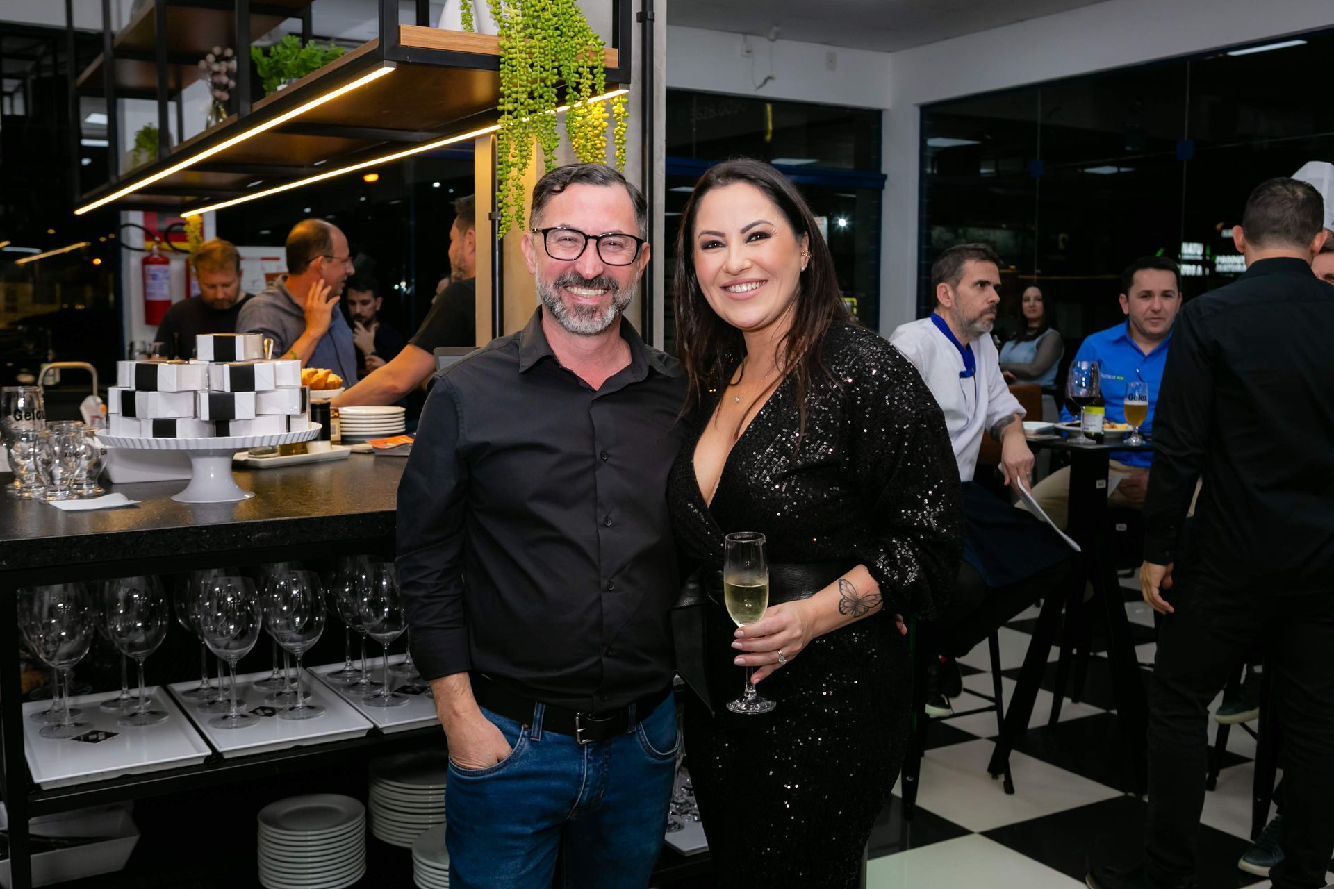 Um homem e uma mulher estão posando para uma foto em um restaurante.