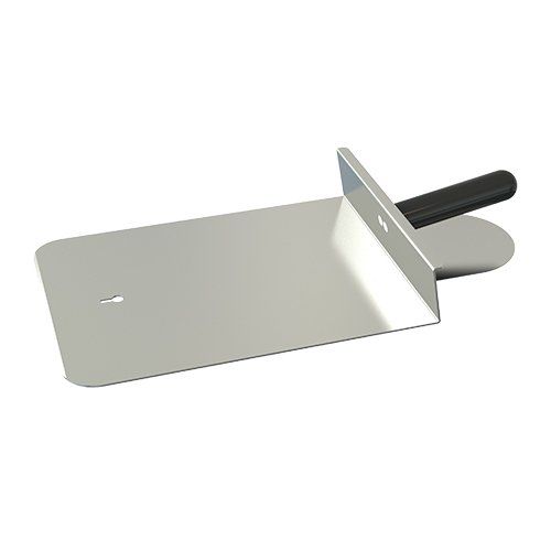 Uma espátula de aço inoxidável com cabo preto sobre fundo branco.