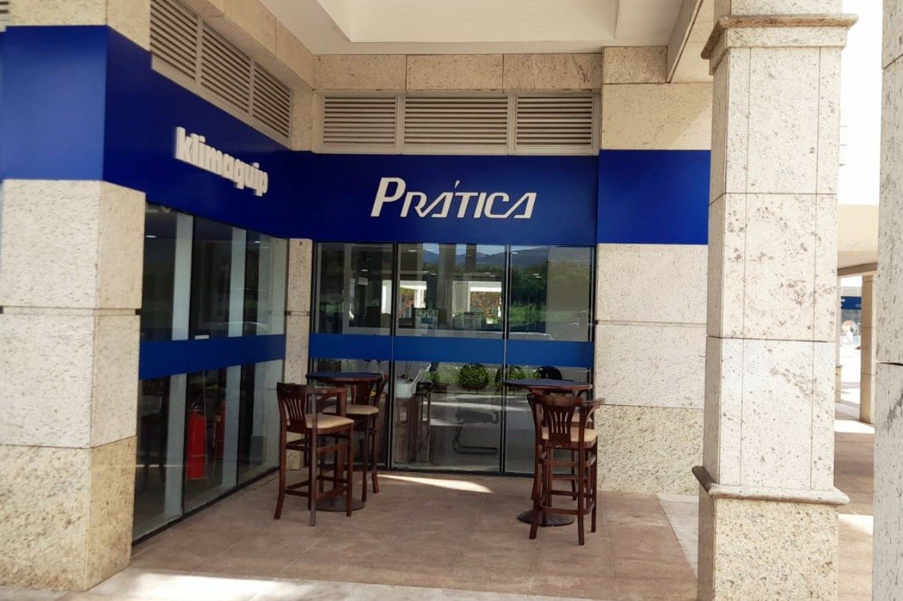 Um edifício com uma placa que diz 'pratica'