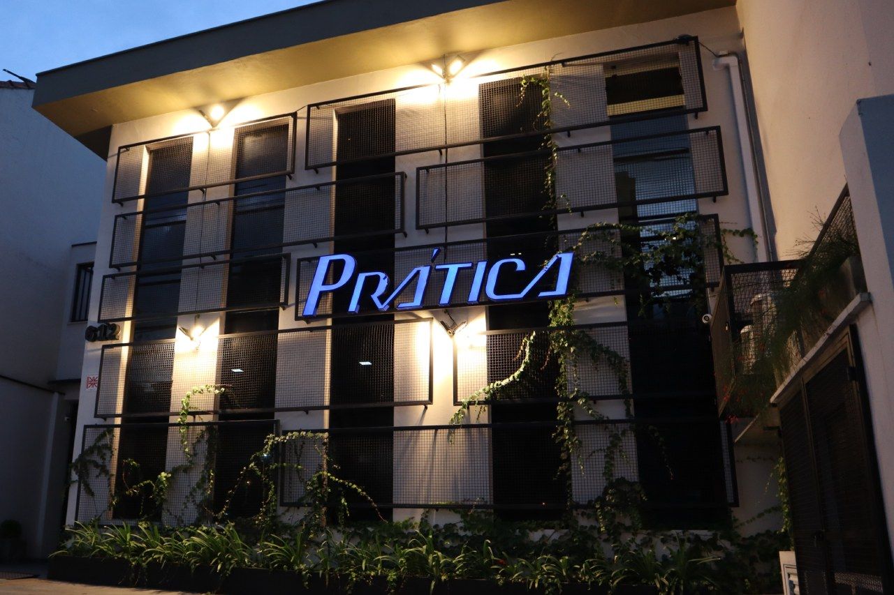 Um edifício com a palavra pratica nele