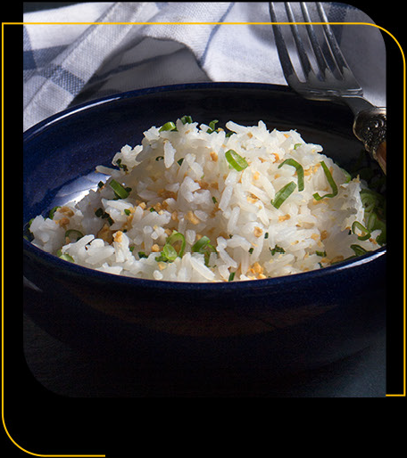 Uma tigela azul cheia de arroz branco e cebolinha