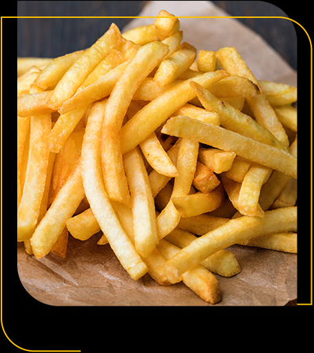 Uma pilha de batatas fritas em um pedaço de papel sobre uma mesa.