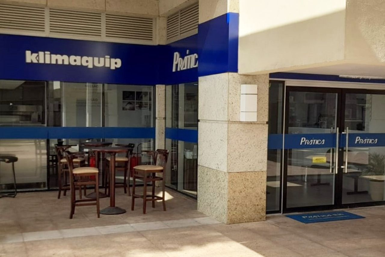 Um prédio com uma placa azul que diz klimaquip