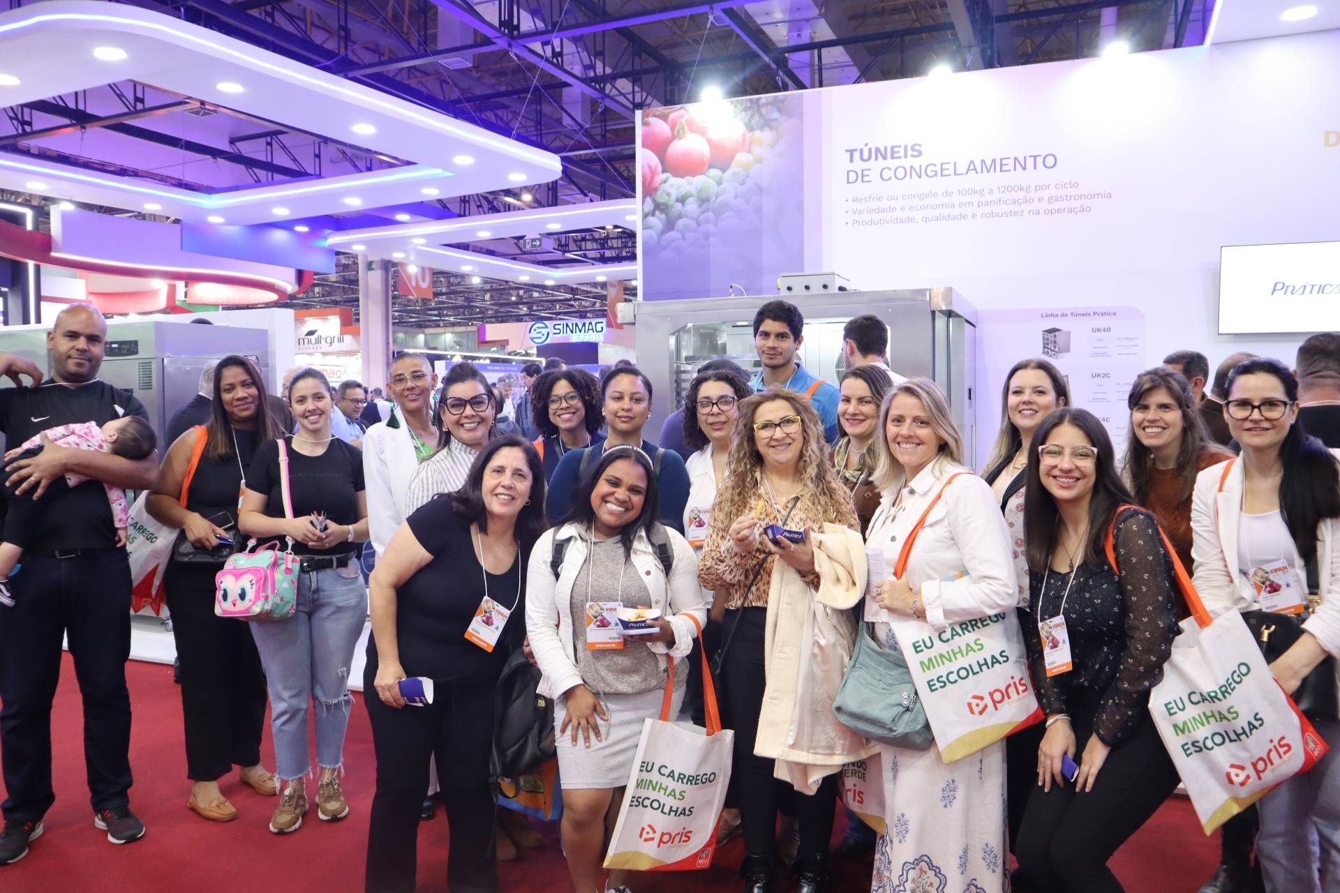 Um grupo de pessoas posa para uma foto em uma convenção.