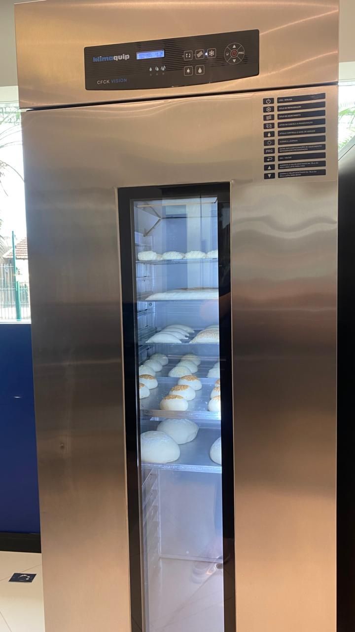 Fermentadora comercial em aço inoxidável com porta de vidro para exposição do pão.