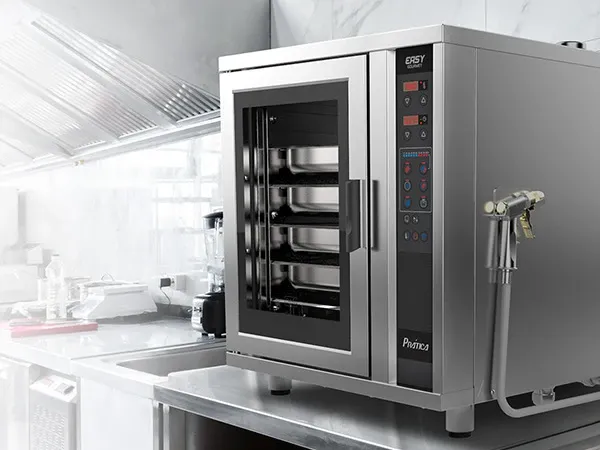 Um forno comercial está em cima de um balcão na cozinha.