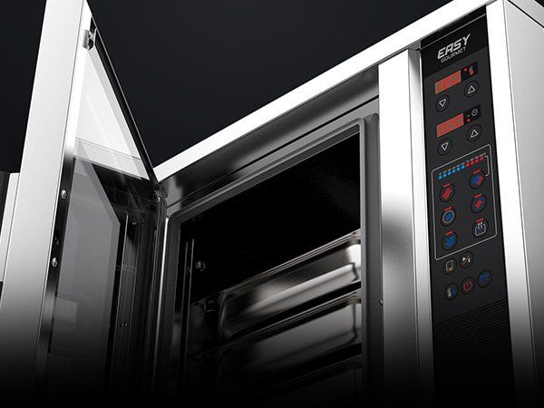 Um close de um forno de aço inoxidável com a porta aberta
