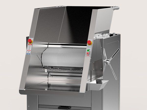 Uma máquina de aço inoxidável está sobre uma superfície branca.