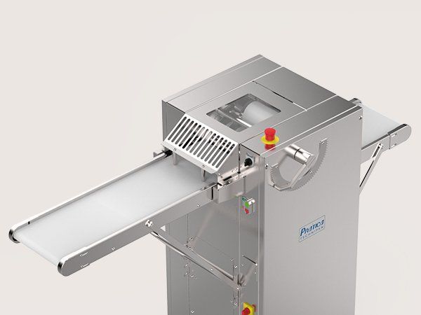 Uma máquina de aço inoxidável com uma correia transportadora acoplada a ela.