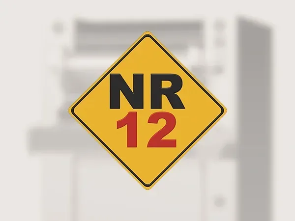 Uma placa amarela que diz nr 12 nela