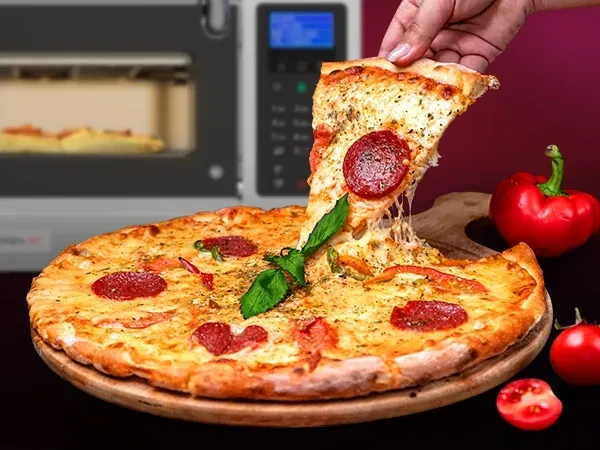 Uma pessoa está tirando uma fatia de pizza de uma pizza.