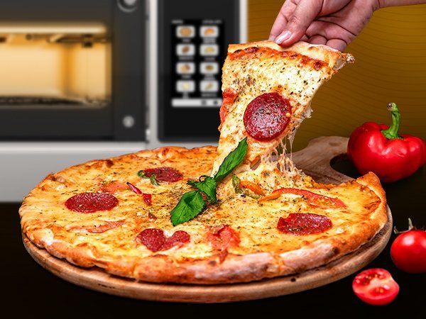 Uma pessoa está pegando uma fatia de pizza de uma pizza em uma tábua de corte de madeira.